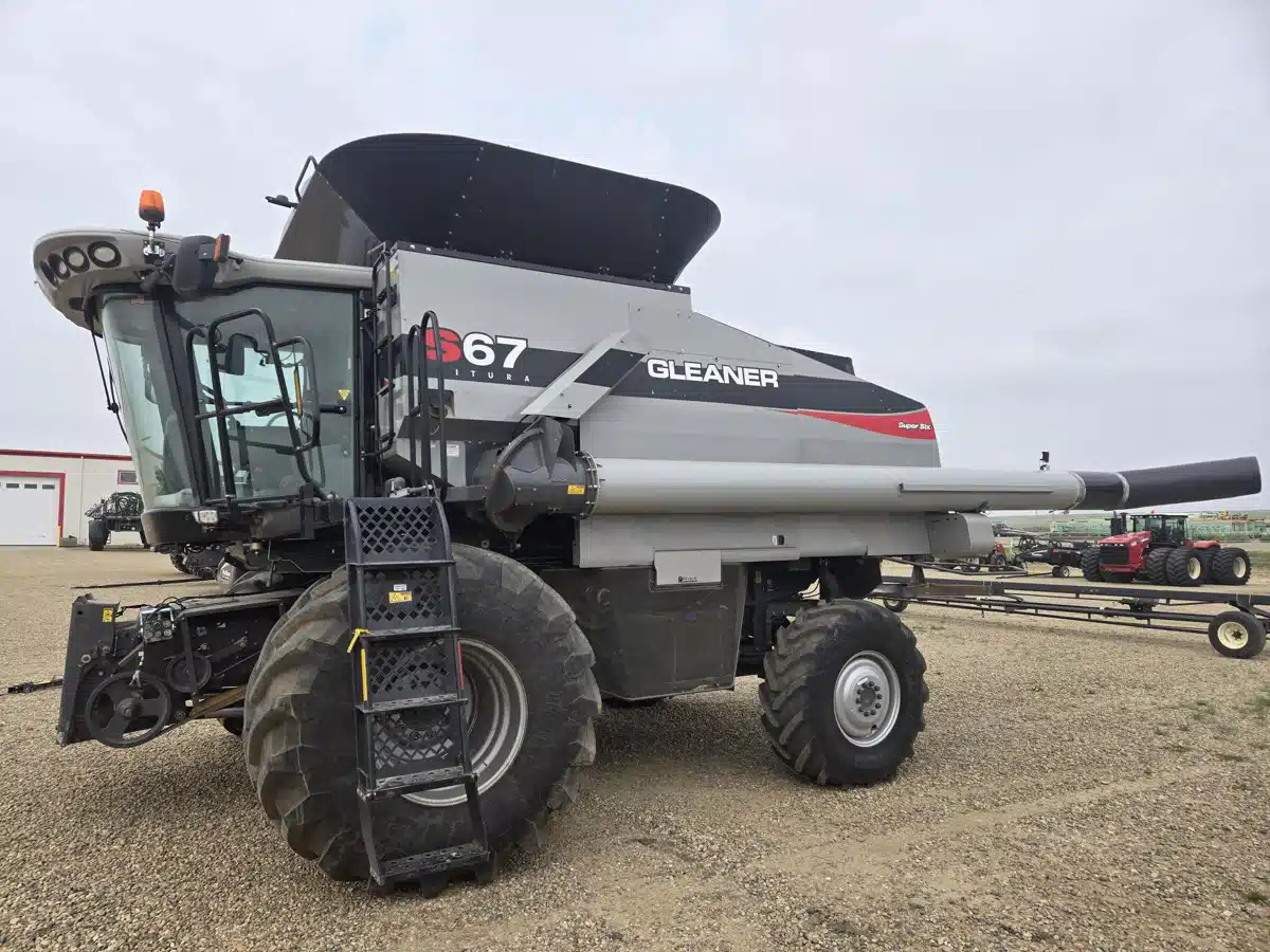 Gallery image 1 for Used 2013 Gleaner S67 Combine