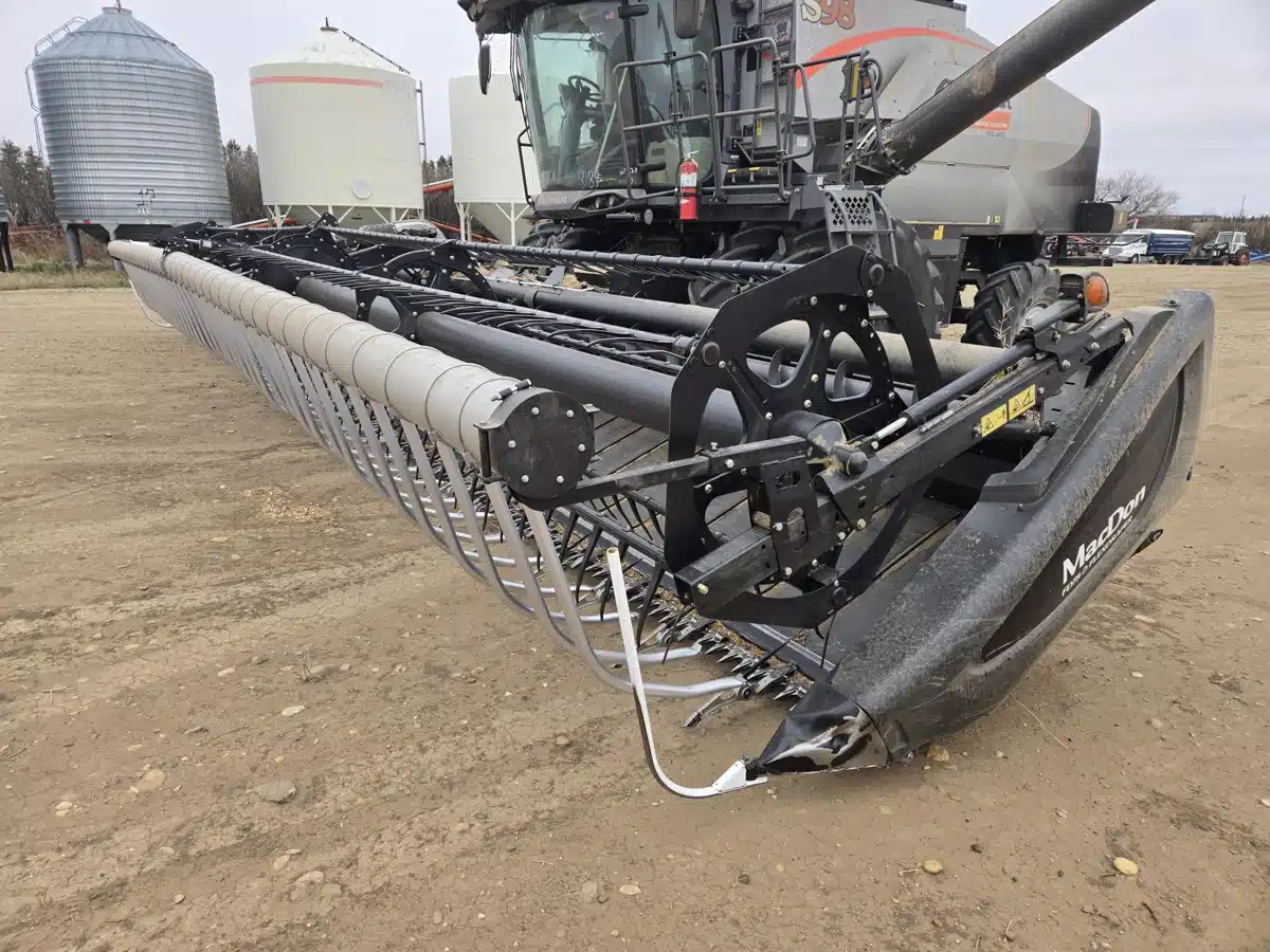 Gallery image 2 for 2017 MacDon FD75 Header Combine