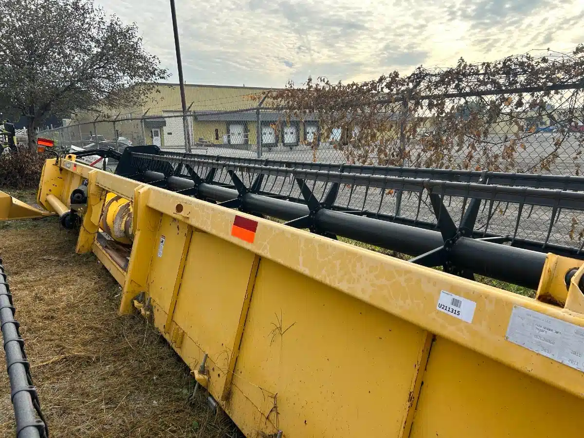 Gallery image 2 for Used 2011 New Holland 740CF Header - Flex