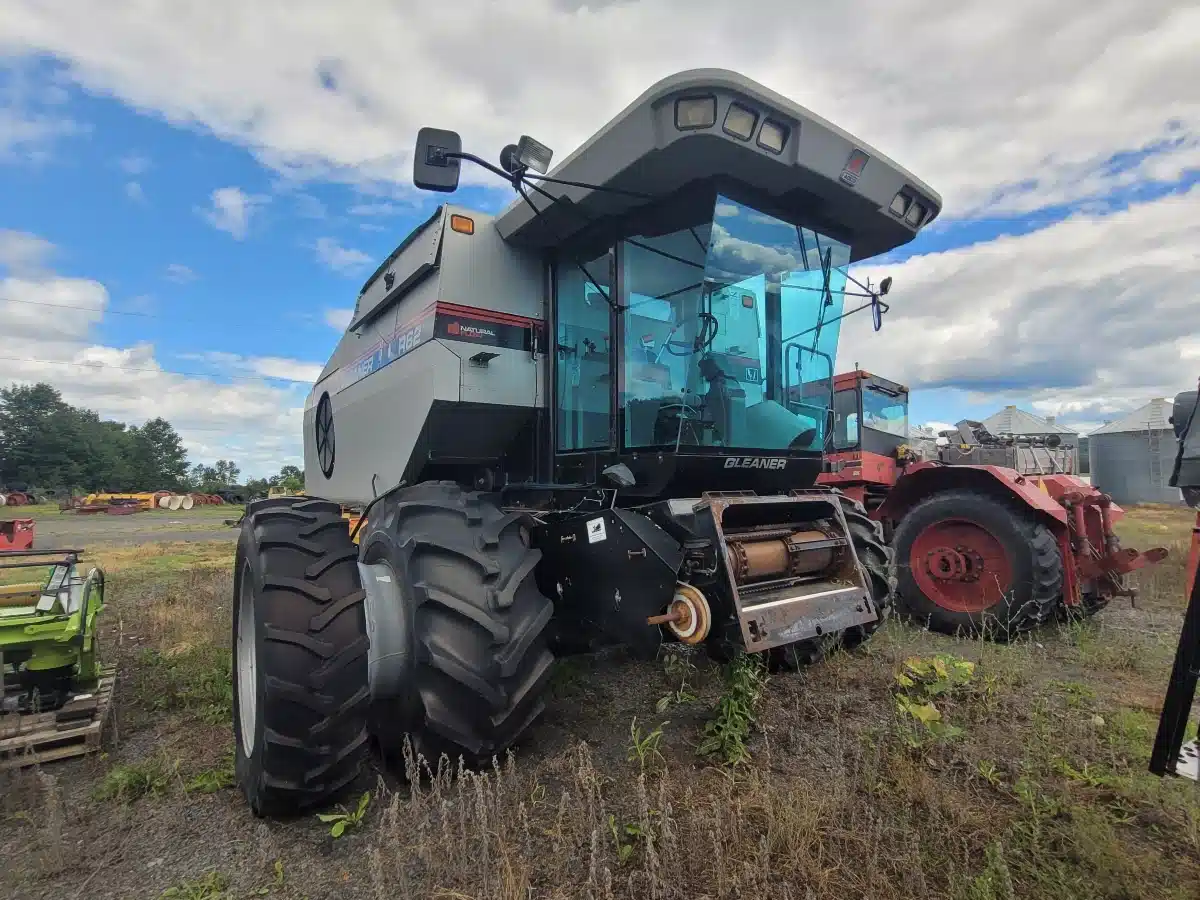 Gallery image 1 for Used 2000 Gleaner R62 Combine