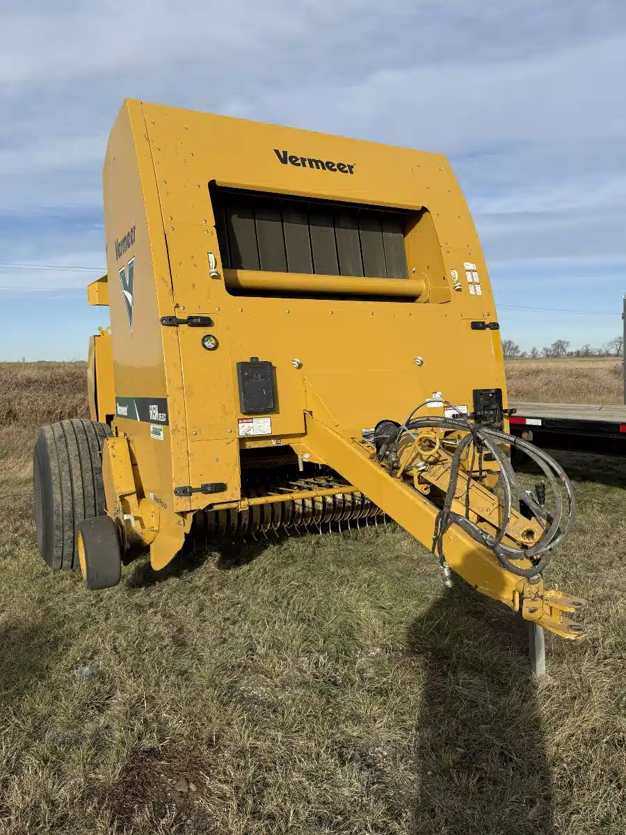 Used 2019 Vermeer 605N Select Round Baler
