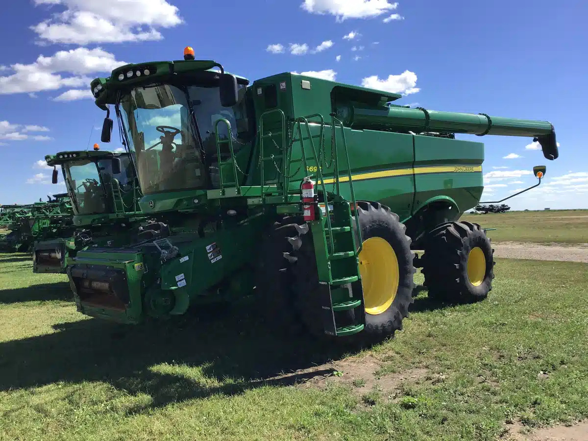 Gallery image 1 for Used 2016 John Deere S690 Combine