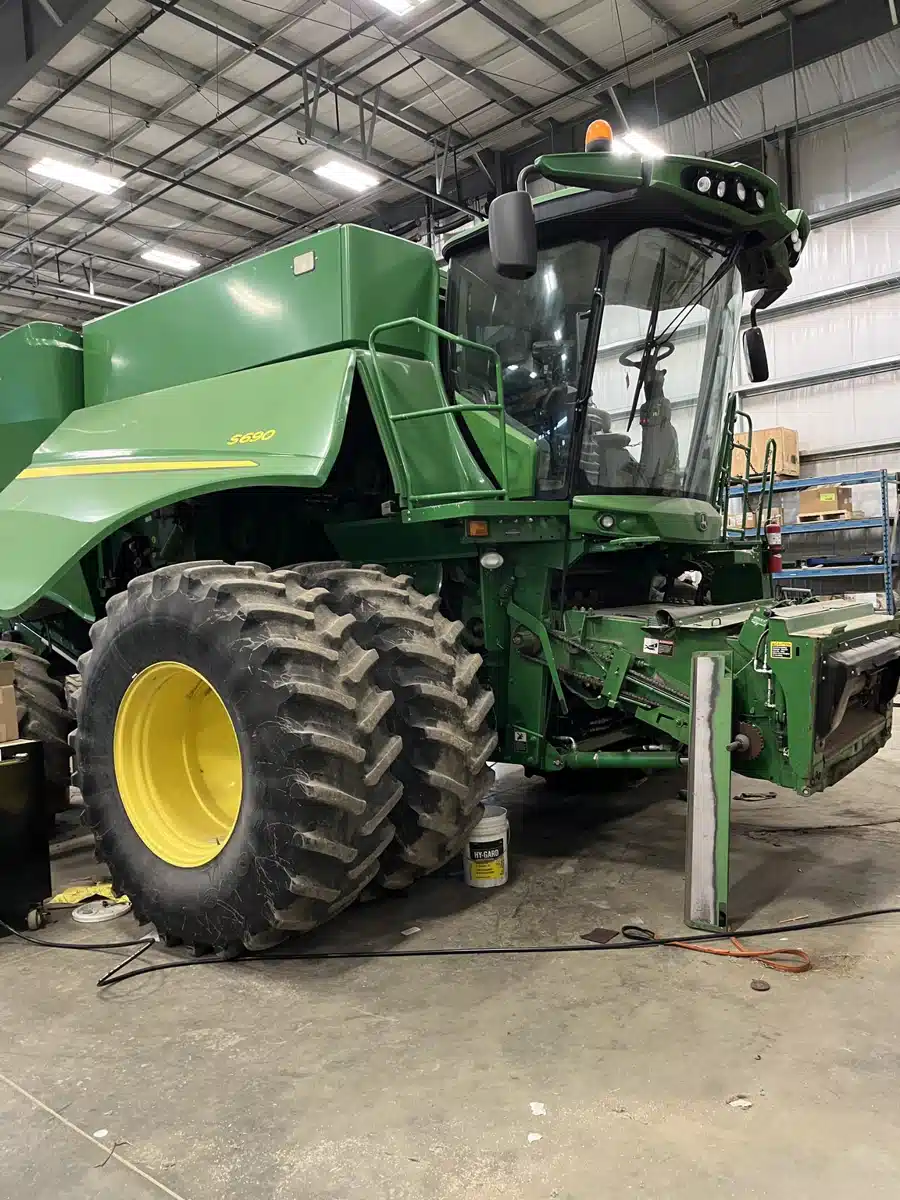 Gallery image 1 for Used 2015 John Deere S690 Combine