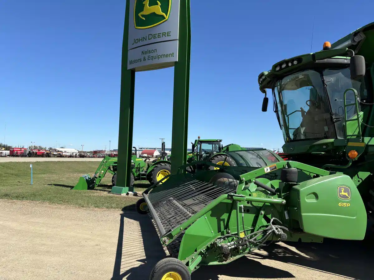 Gallery image 1 for Used 2012 John Deere 615P Header - Draper