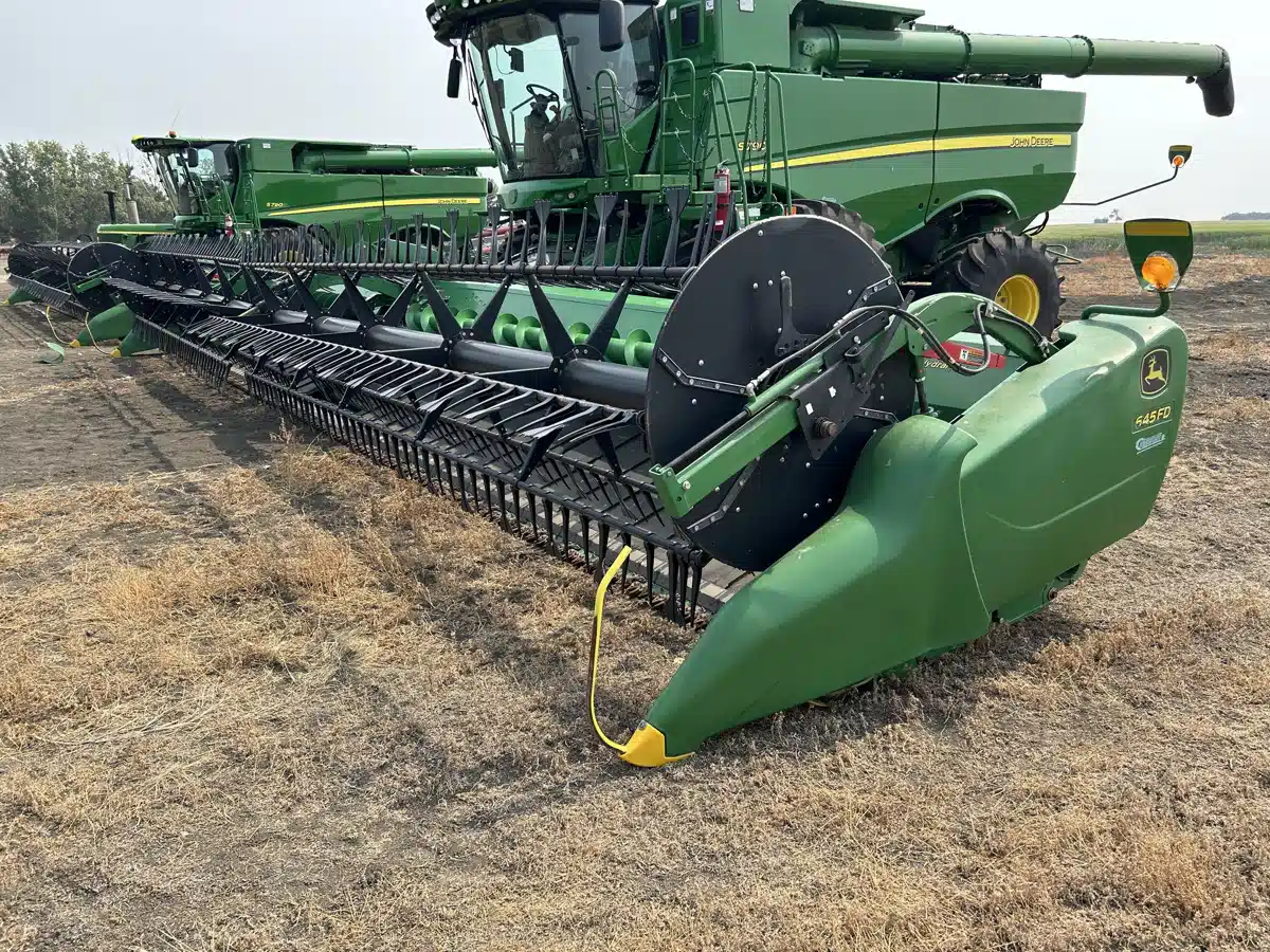 Gallery image 1 for Used 2015 John Deere 645FD Header - Draper