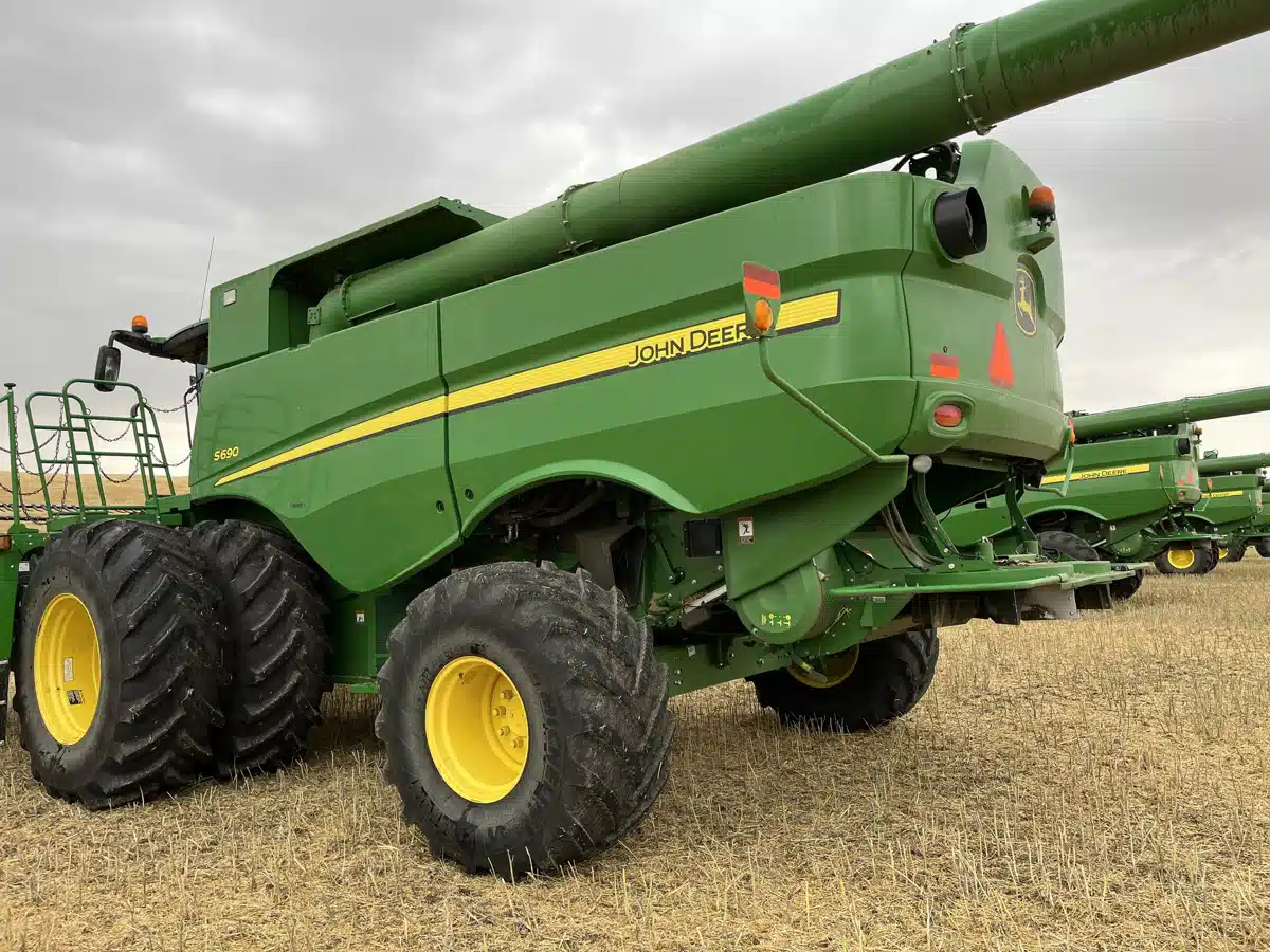 Gallery image 2 for Used 2016 John Deere S690 Combine