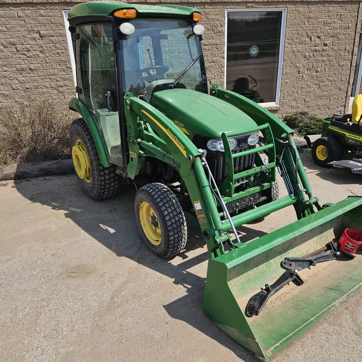 Gallery image 2 for Used 2011 John Deere 3520 Tractor