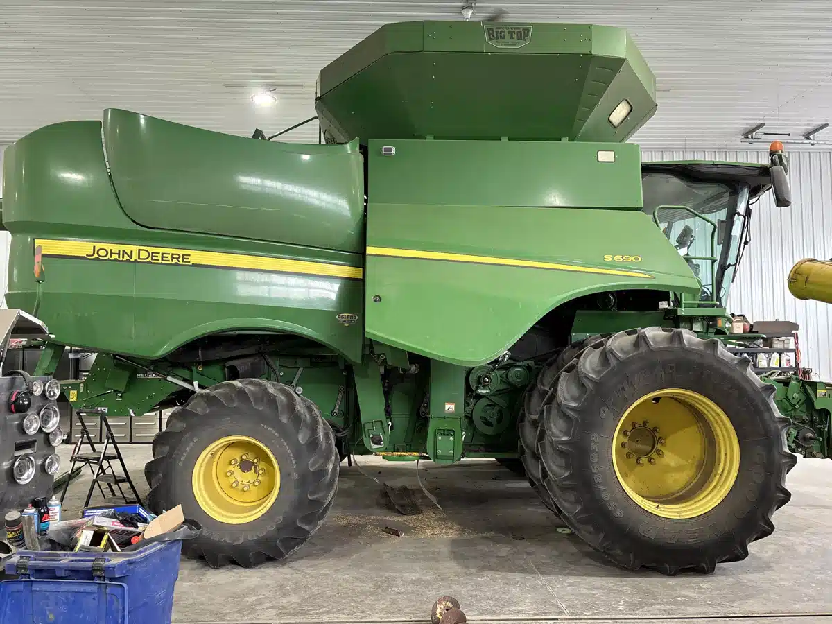 Gallery image 1 for Used 2013 John Deere S690 Combine