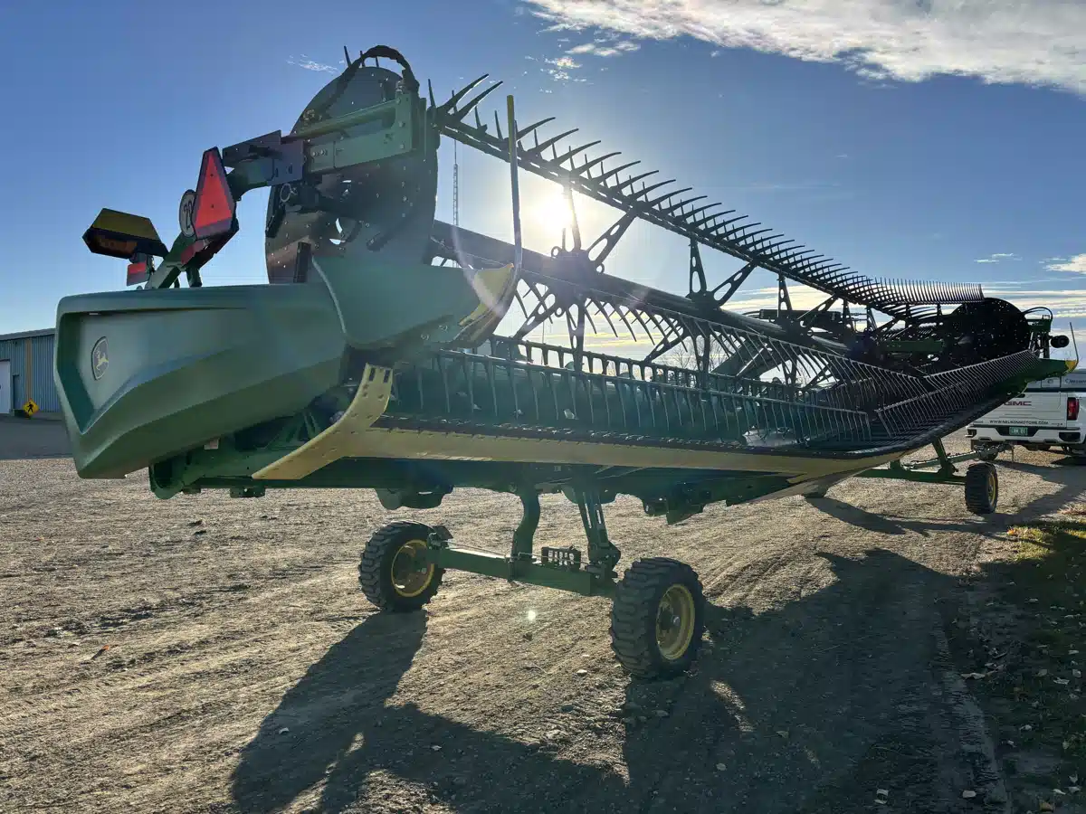 Gallery image 2 for Used 2023 John Deere HD40R Header - Draper