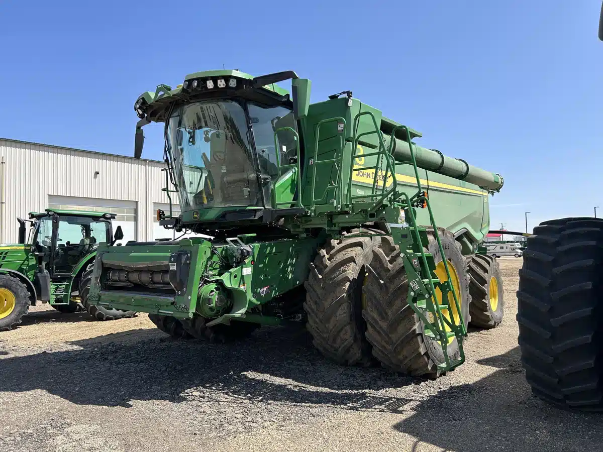 Gallery image 1 for Used 2023 John Deere X9 1000 Combine