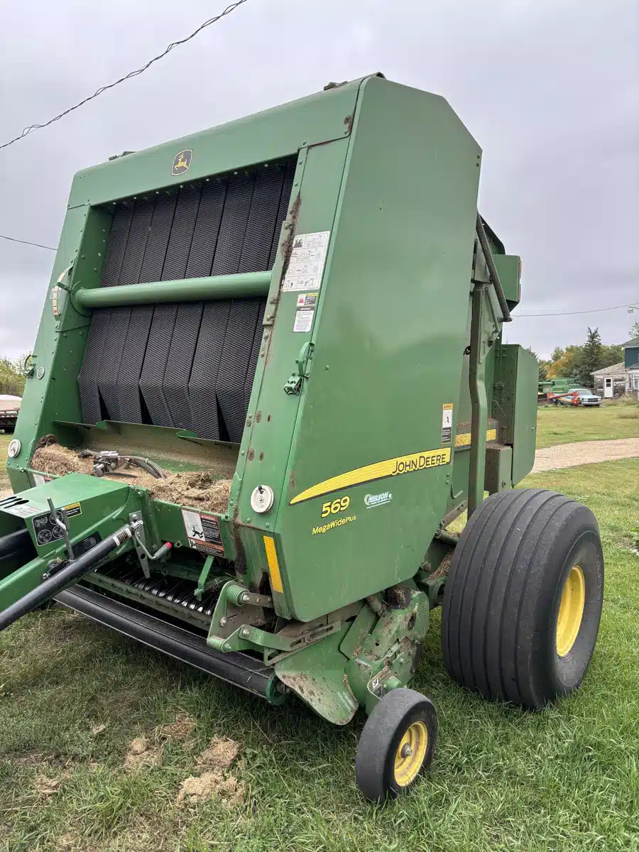 Gallery image 1 for Used 2017 John Deere 569 Round Baler