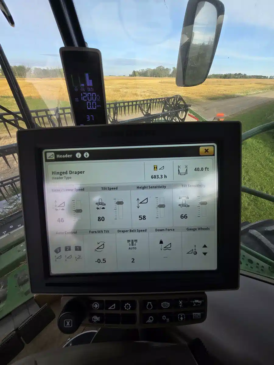 Gallery image 2 for Used 2021 John Deere HD40R Header - Draper