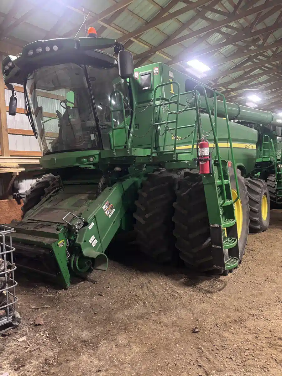 Gallery image 1 for Used 2017 John Deere S690 Combine