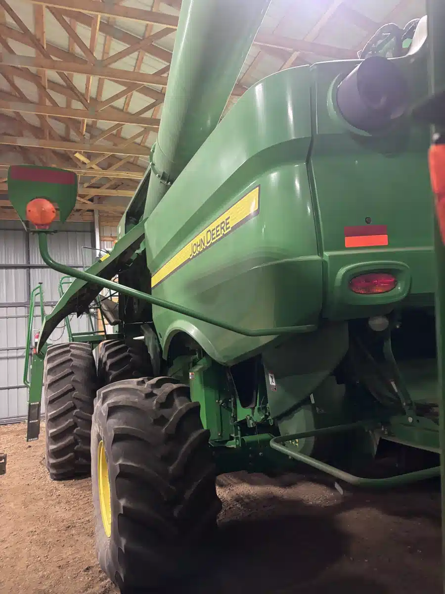 Gallery image 2 for Used 2017 John Deere S690 Combine