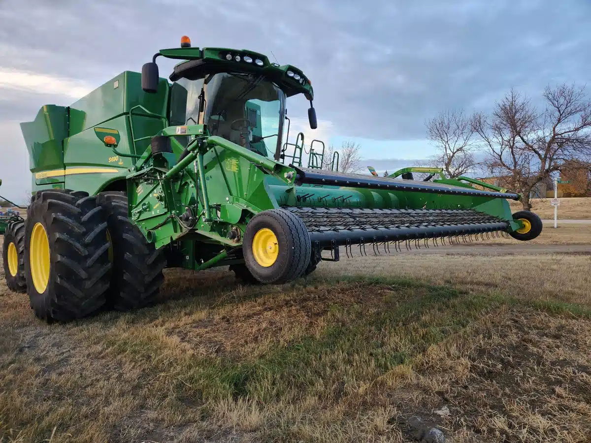 Gallery image 2 for Used 2018 John Deere 615P Header - Pickup