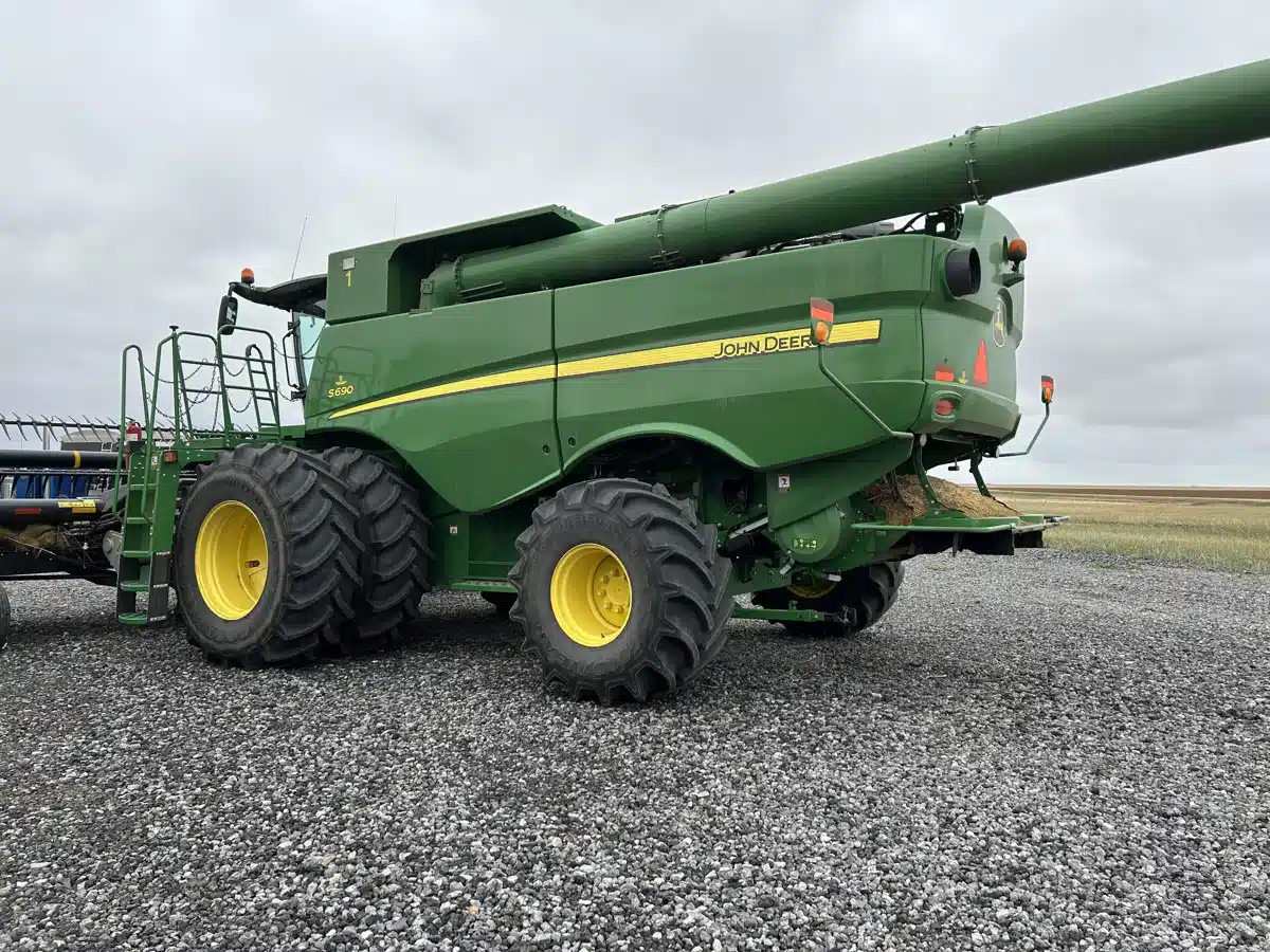 Gallery image 2 for Used 2015 John Deere S690 Combine
