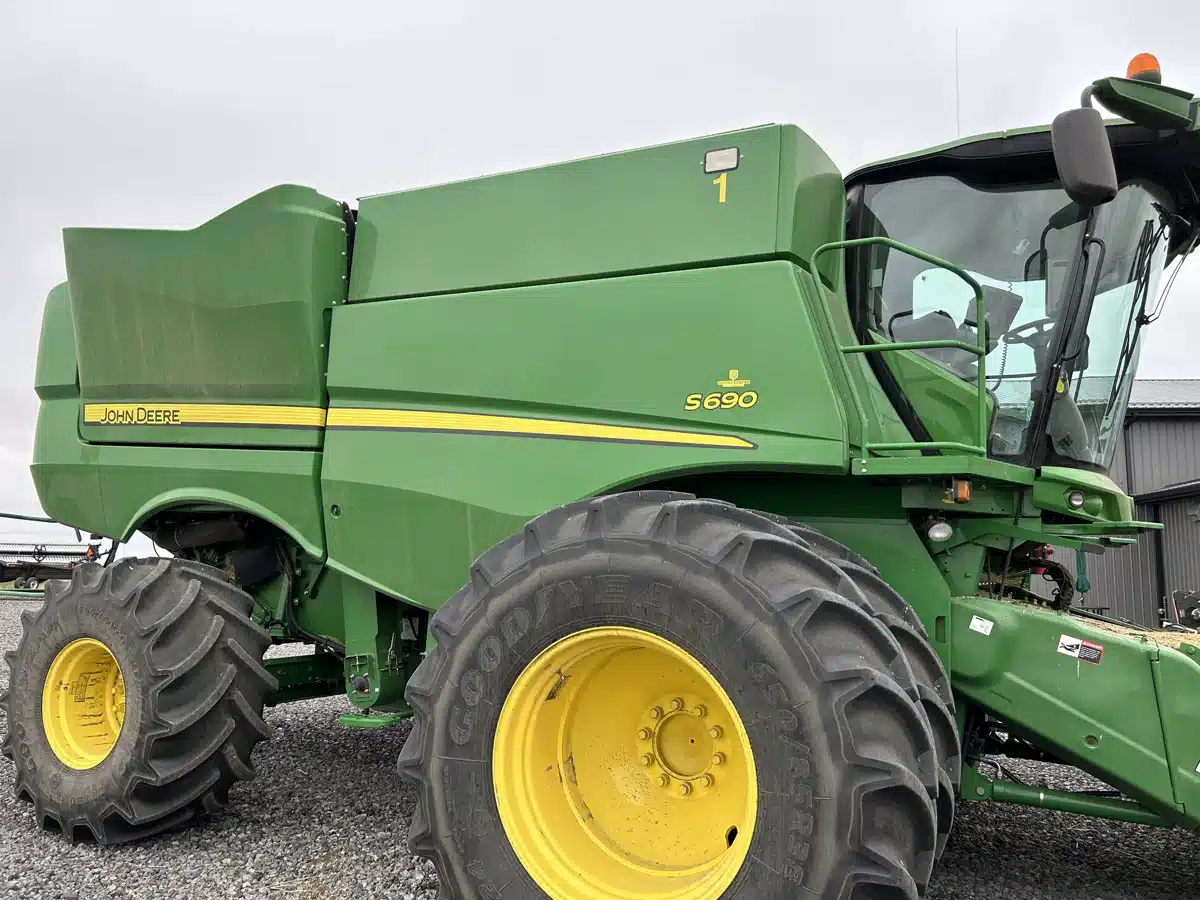 Gallery image 1 for Used 2015 John Deere S690 Combine