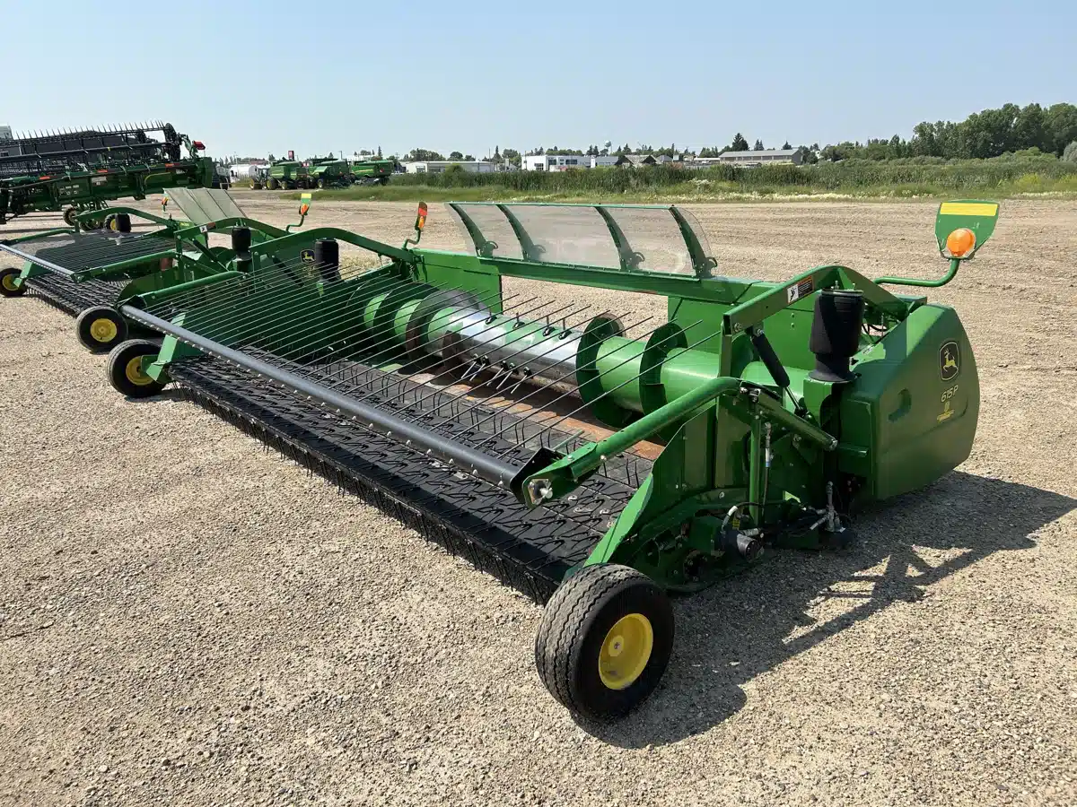 Gallery image 1 for Used 2015 John Deere 615P Header - Draper