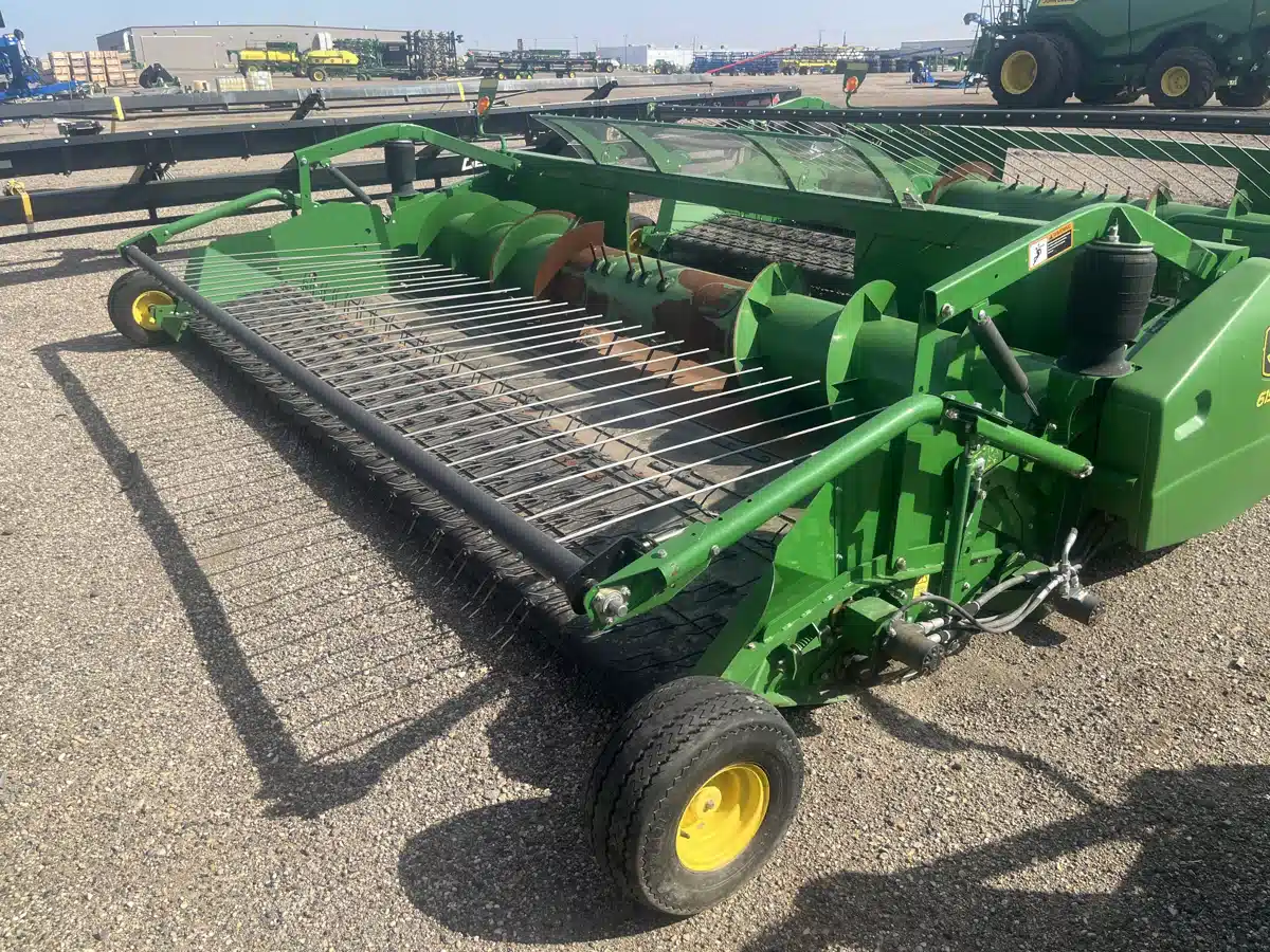 Gallery image 1 for Used 2012 John Deere 615P Header - Draper