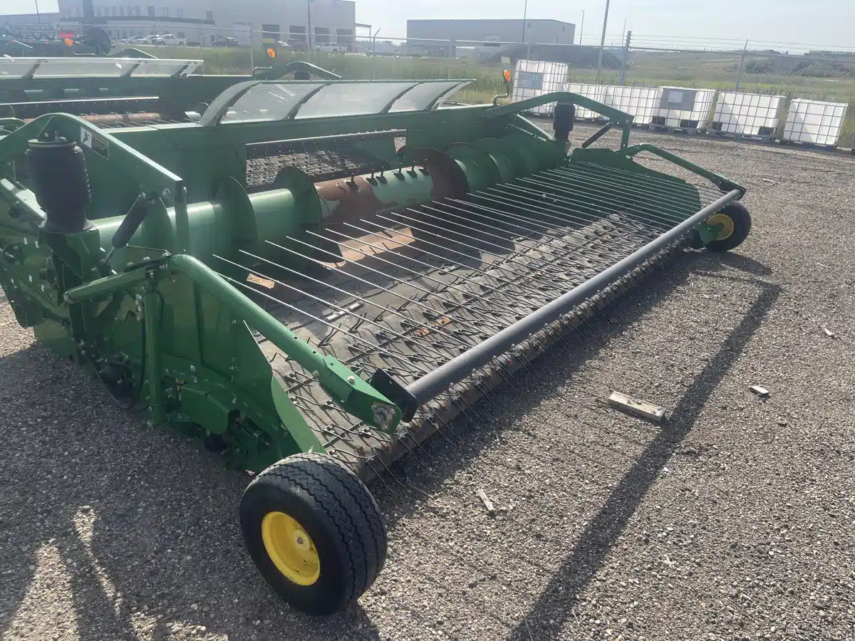 Gallery image 2 for Used 2014 John Deere 615P Header - Draper