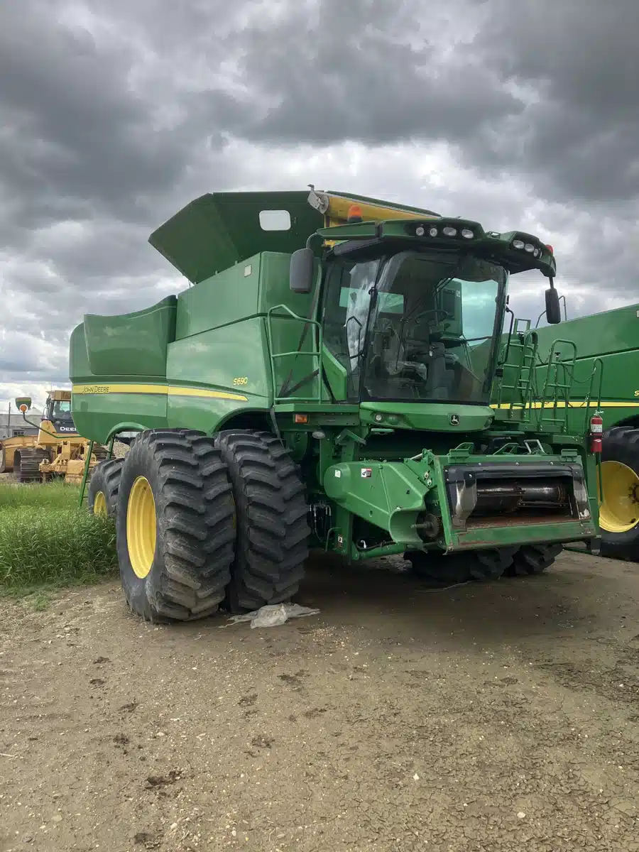 Gallery image 2 for Used 2013 John Deere S690 Combine