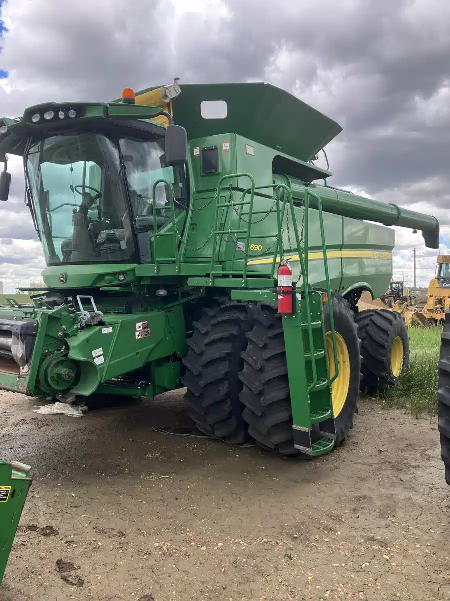Gallery image 1 for Used 2013 John Deere S690 Combine