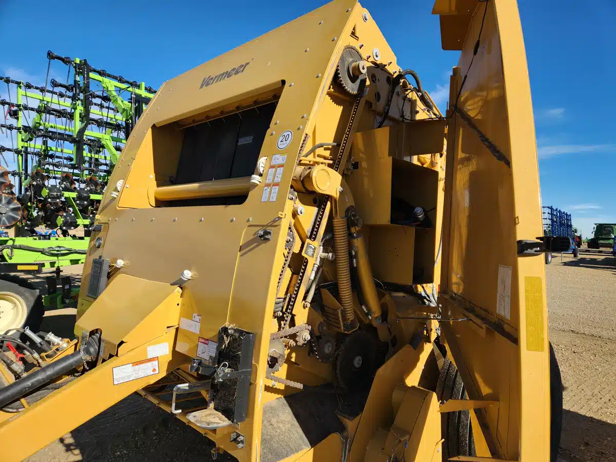 Gallery image 2 for Used 2022 Vermeer 605N Round Baler