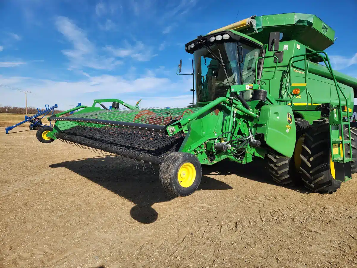 Gallery image 1 for Used 2012 John Deere 615P Header - Draper