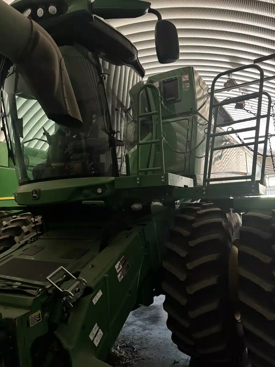 Gallery image 1 for Used 2013 John Deere S690 Combine