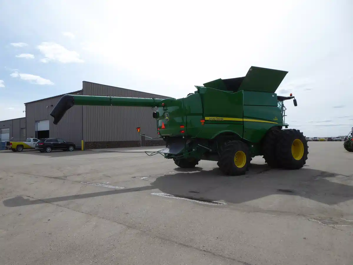 Gallery image 2 for Used 2014 John Deere S690 Combine
