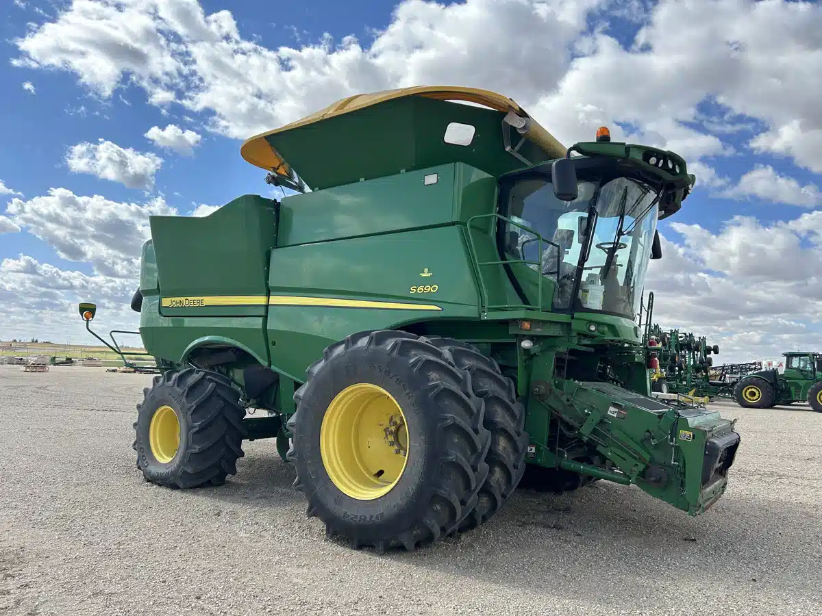 Gallery image 2 for Used 2017 John Deere S690 Combine