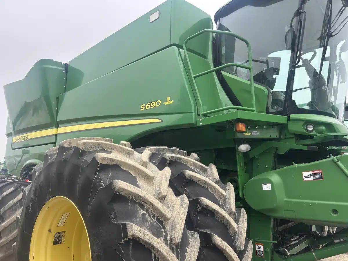 Gallery image 2 for Used 2015 John Deere S690 Combine