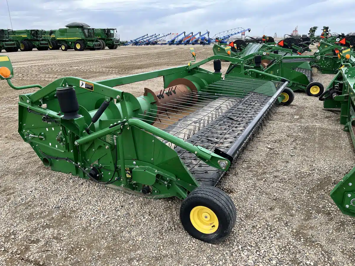 Photo de la Galerie 1 pour 2014 John Deere 615P Nez - Ramasseur