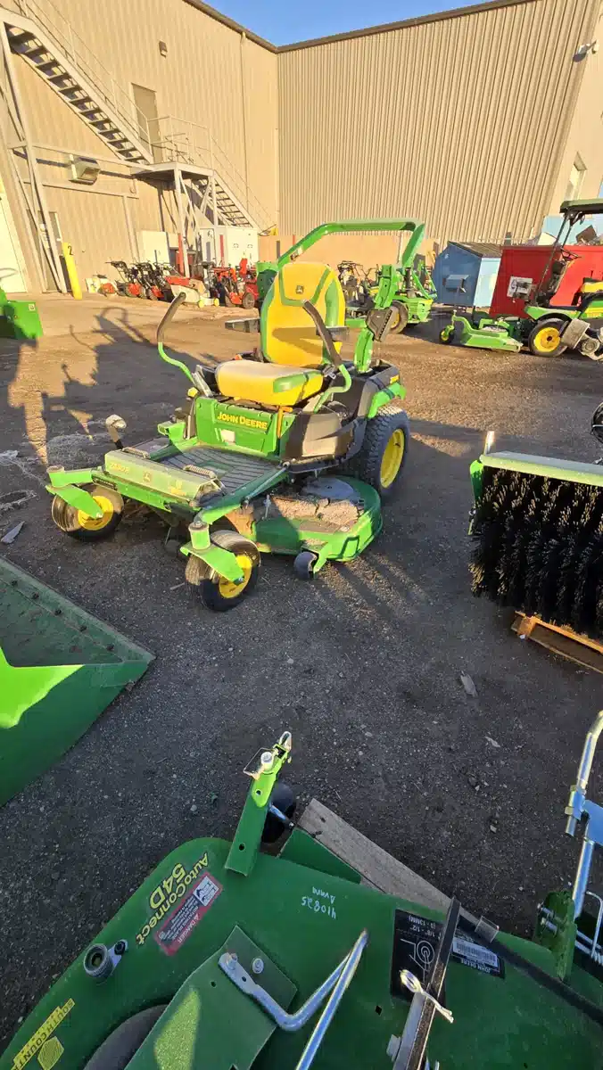 Gallery image 2 for Used 2023 John Deere Z530R Mower - Zero Turn