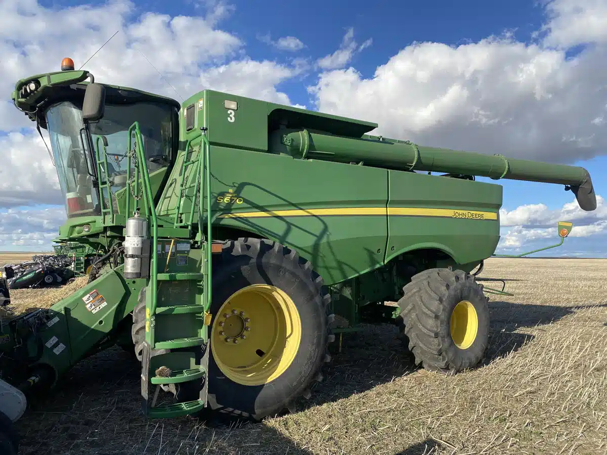 Gallery image 2 for 2015 John Deere S670 Combine