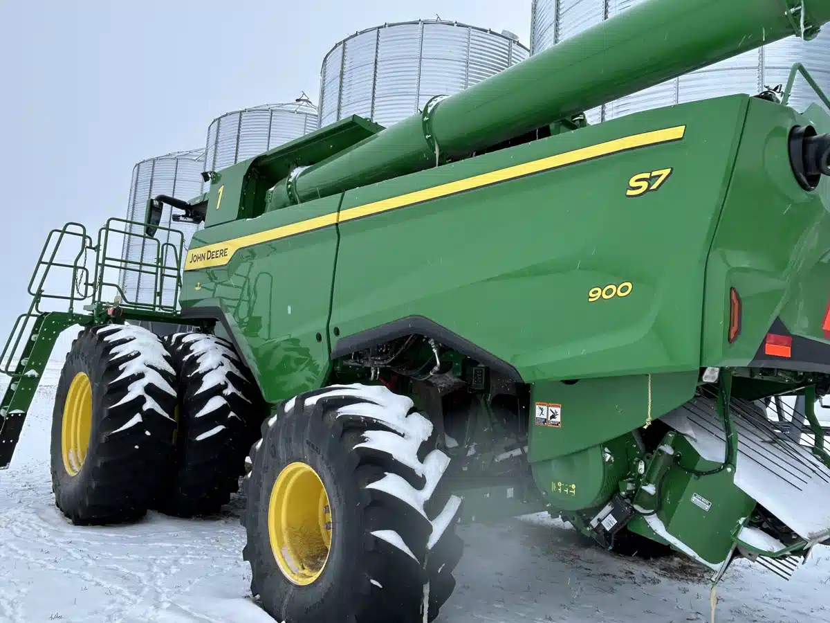 Gallery image 1 for 2025 John Deere S7 900 Combine