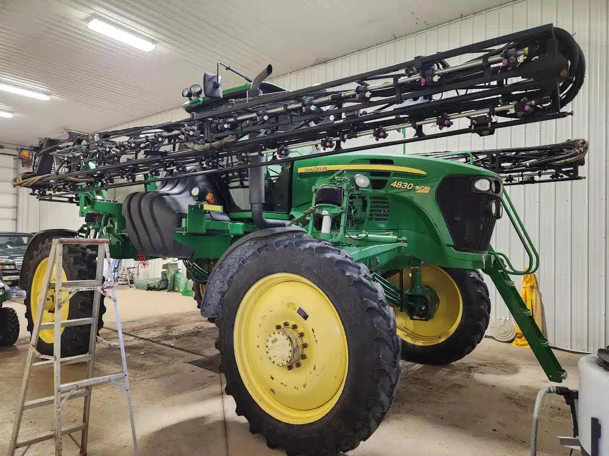 Gallery image 2 for 2011 John Deere 4830 Sprayer - Self Propelled