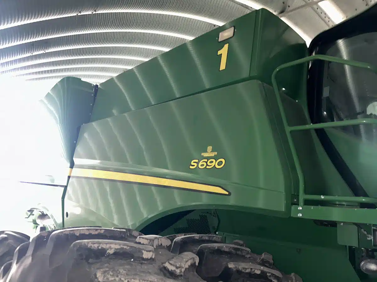 Gallery image 1 for 2017 John Deere S690 Combine