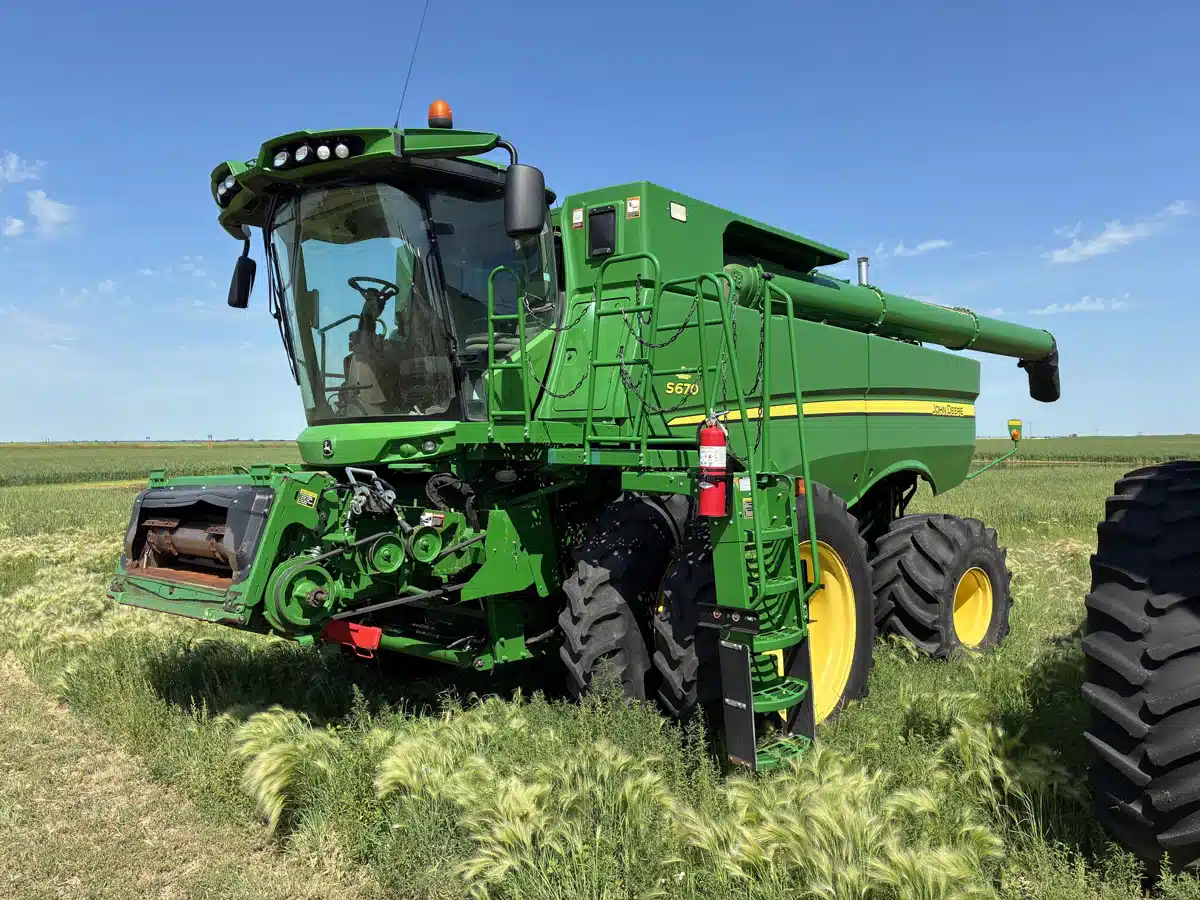 Gallery image 2 for 2016 John Deere S670 Combine