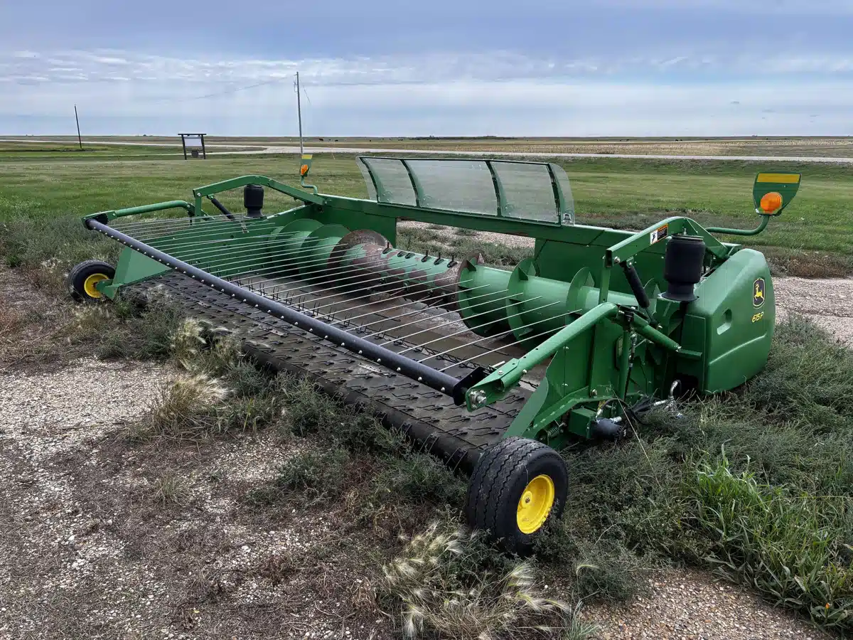Photo de la Galerie 1 pour 2014 John Deere 615P Nez - Ramasseur