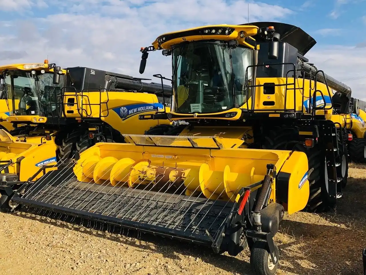Gallery image 2 for Used 2017 New Holland CX8.90 Combine