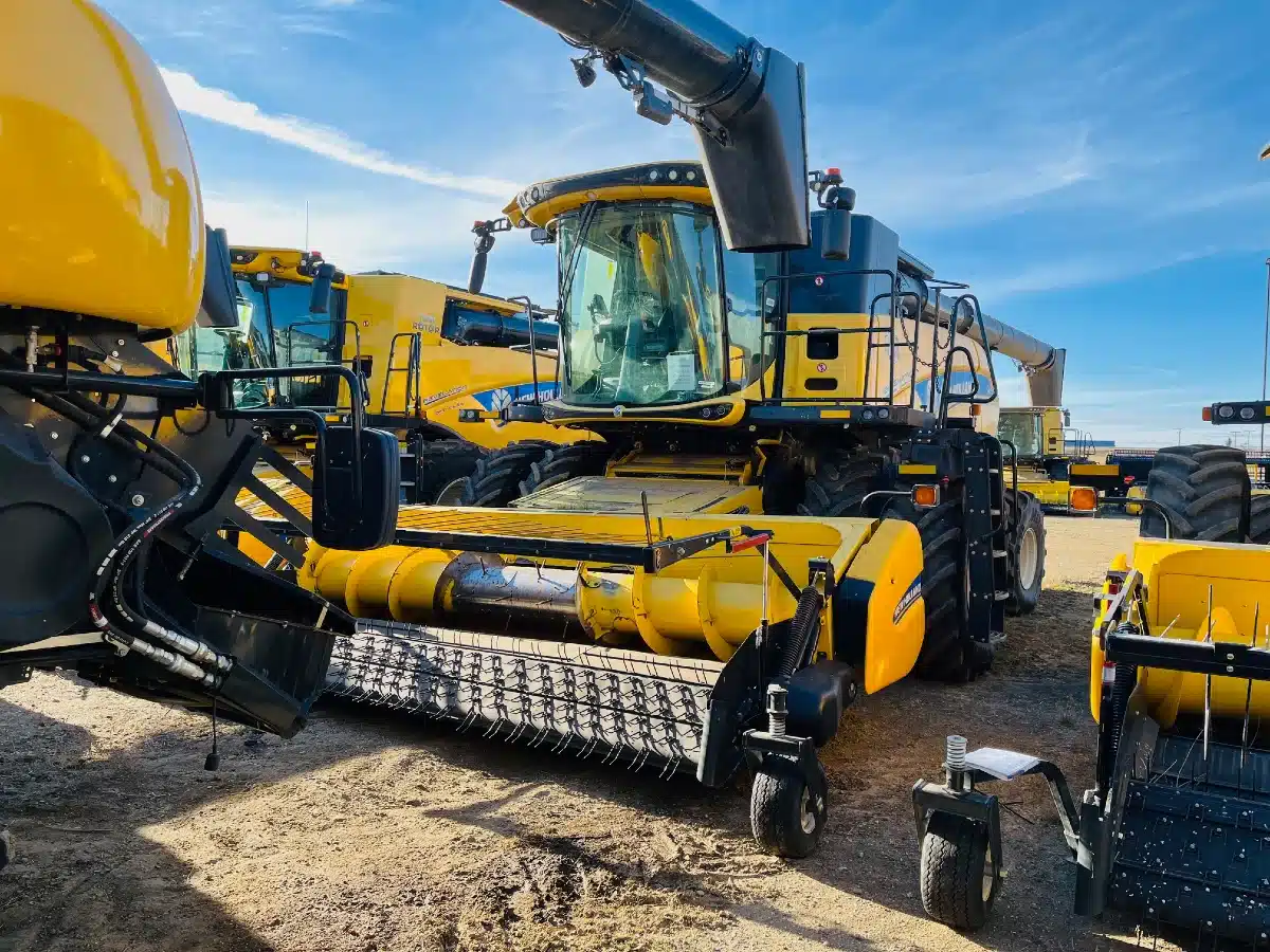 Gallery image 2 for Used 2016 New Holland CR9.90Z Combine