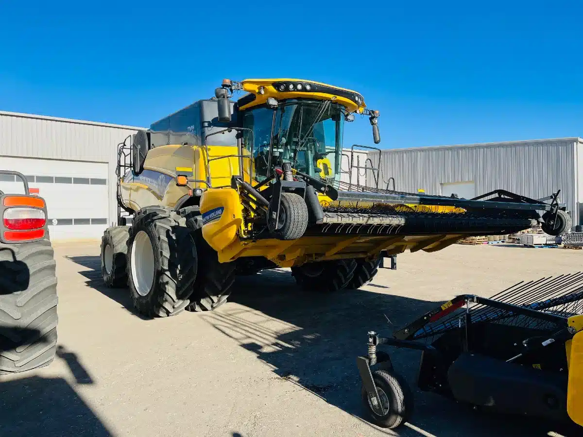 Gallery image 1 for Used 2017 New Holland CR9.90Z Combine