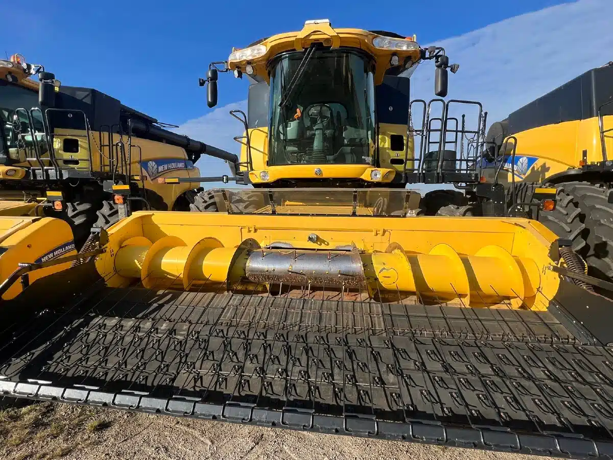 Gallery image 1 for Used 2014 New Holland CR9090 Combine