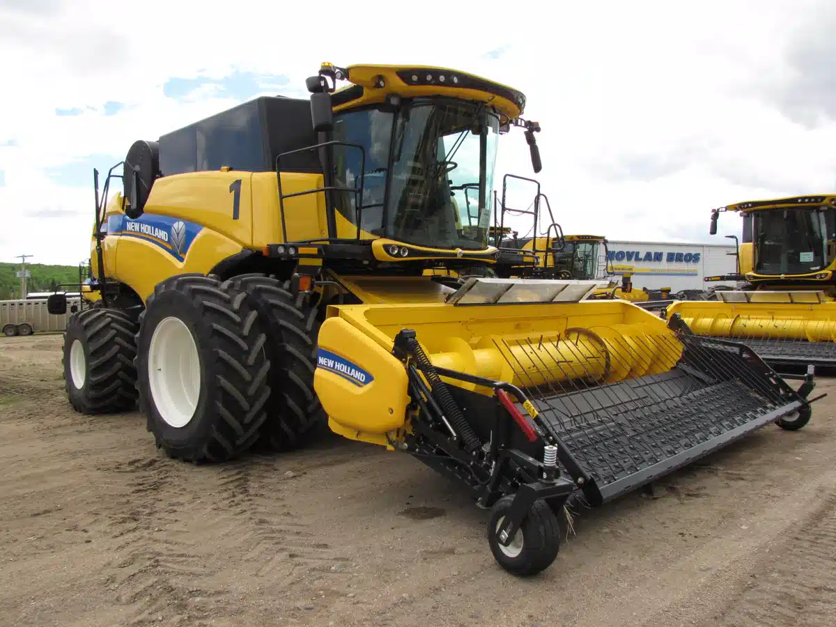 Gallery image 2 for Used 2019 New Holland CX8.90 Combine