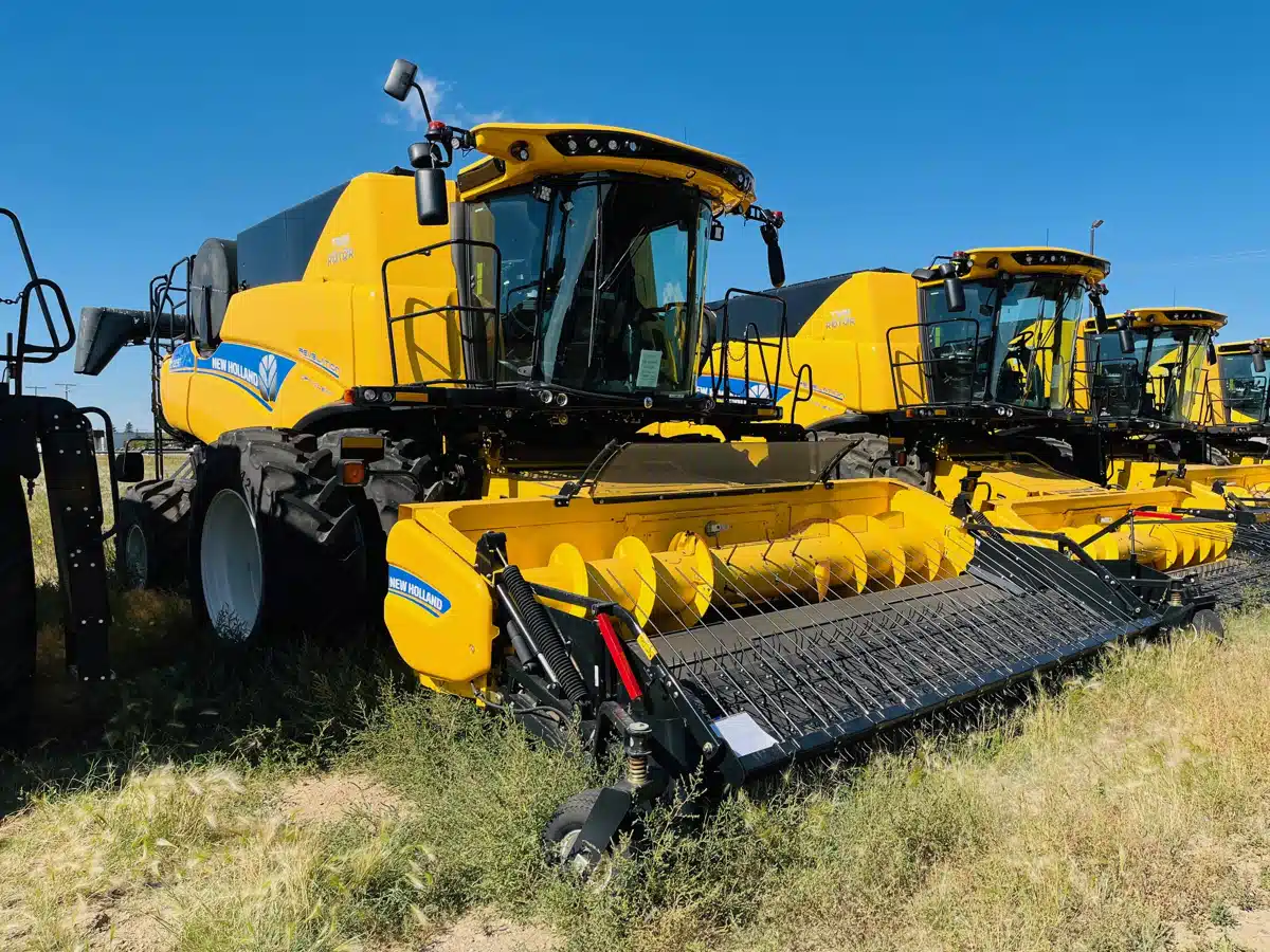 Gallery image 1 for 2023 New Holland CR8.90 Combine