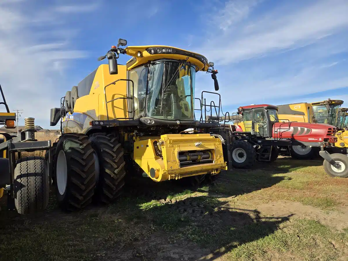 Gallery image 2 for 2021 New Holland CR10.90 Combine