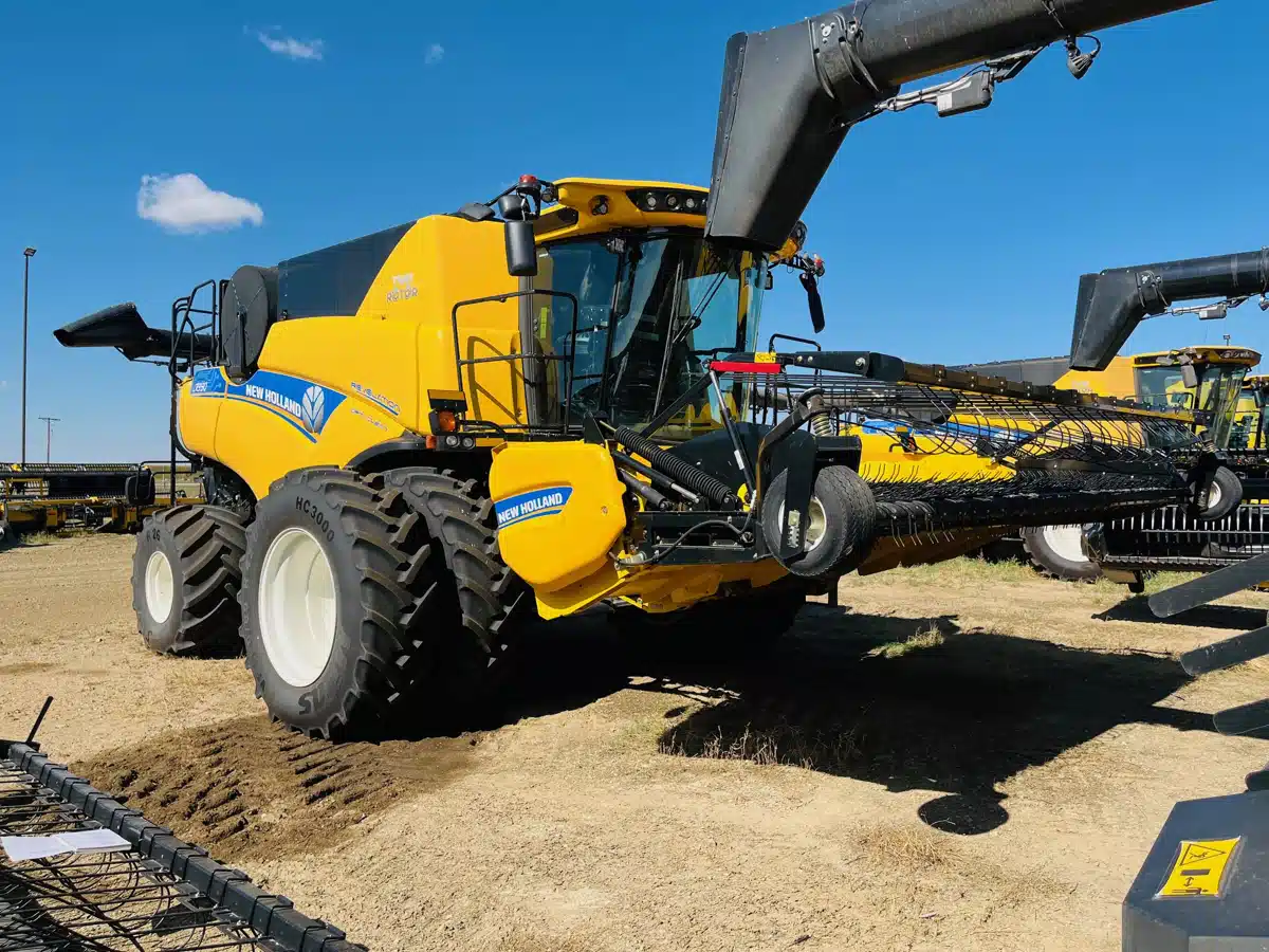 Gallery image 1 for 2023 New Holland CR9.90 Combine