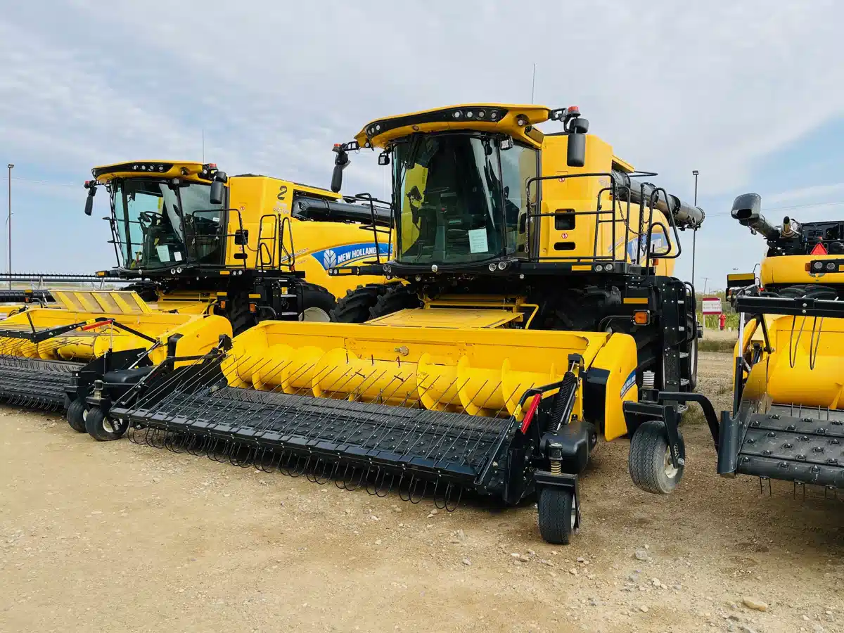 Gallery image 2 for 2023 New Holland CR9.90 Combine