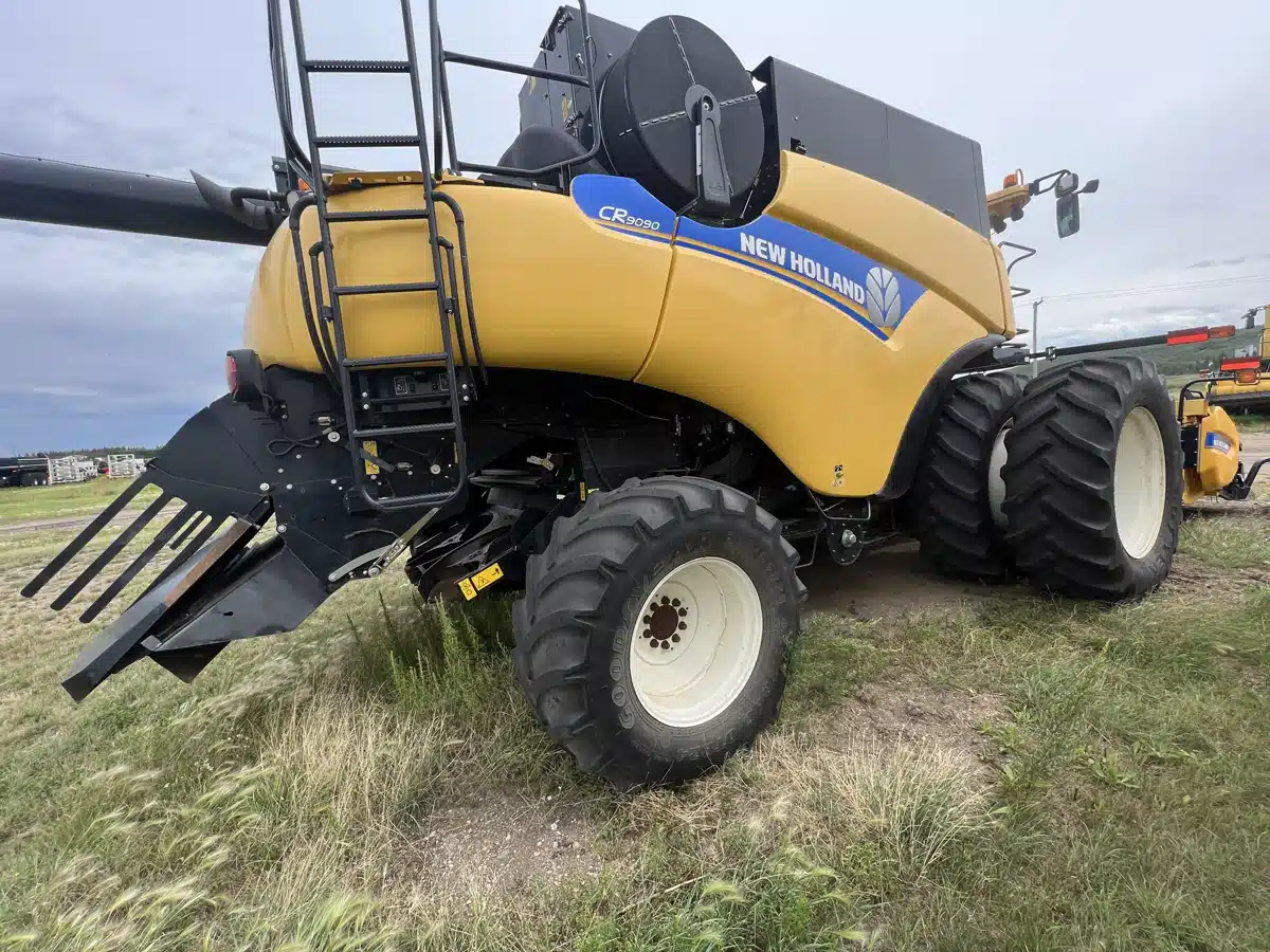 Gallery image 2 for Used 2014 New Holland CR9090 Combine